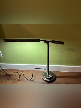 Ottlite veto table lamp model T59BNR